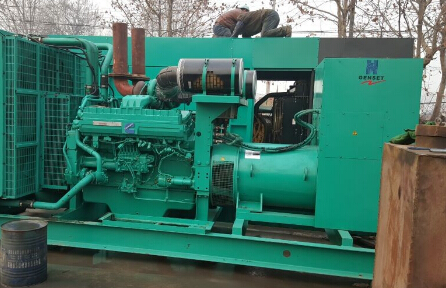 苍梧发电机组如何判断水冷式机油散热器内部是否需要清洗？